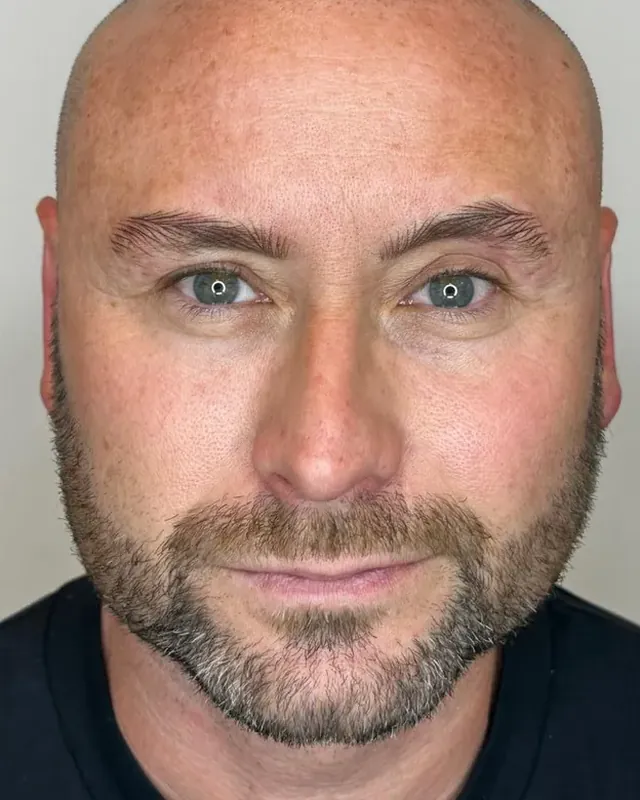Después: cejas con HairStroke masculino