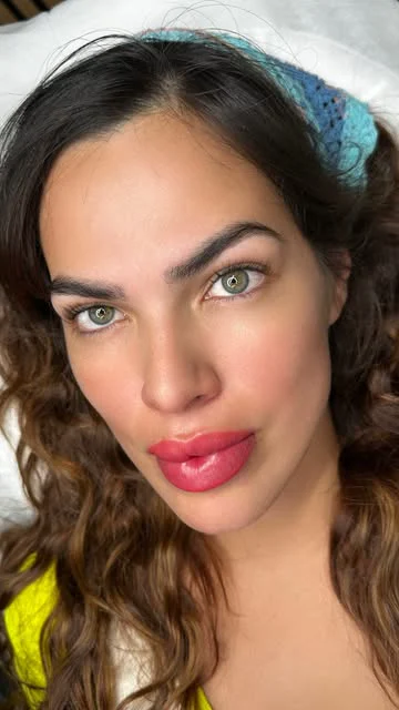 Clienta con labios micropigmentados en tono rosa