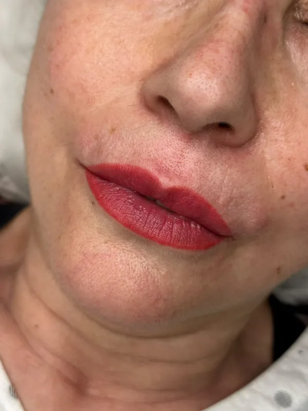 Labios curados en rojo coral sobre piel clara